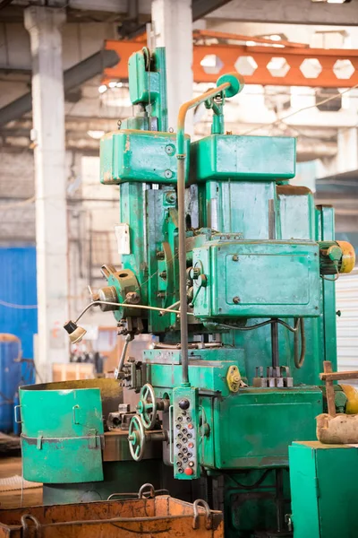 Concepto industrial. Una máquina de construcción verde en la planta — Foto de Stock