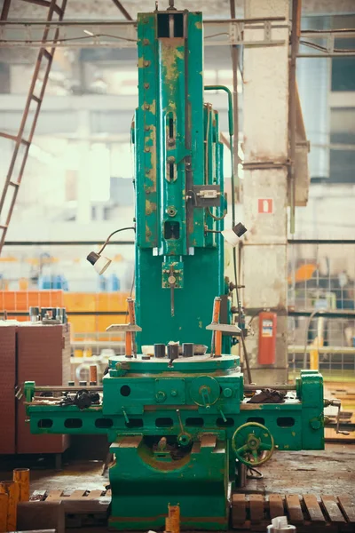 Concepto industrial. Una máquina de construcción en la planta — Foto de Stock