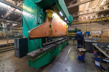 Endüstriyel kavramı. Bir inşaat alanında üretim plaka içinde. Bir adam işçi