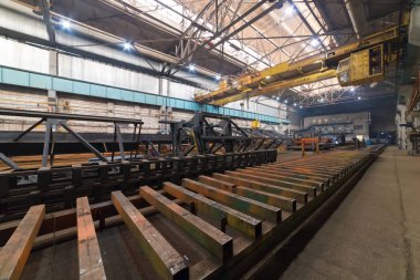 Endüstriyel kavramı. Bir endüstriyel metal raylar ulaşım için kirişler
