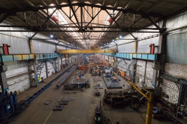 Endüstriyel kavramı. İnşaat alanı içinde üretim plaka üzerinde bir havadan görünümü