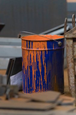 Endüstriyel kavramı. Bir kova içinde turuncu boyayla