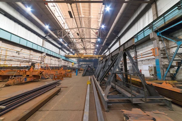 Endüstriyel kavramı. İnşaat alanı içinde üretim plaka üzerinde bir özeti. Vinç inşaat metal ayrıntılarını