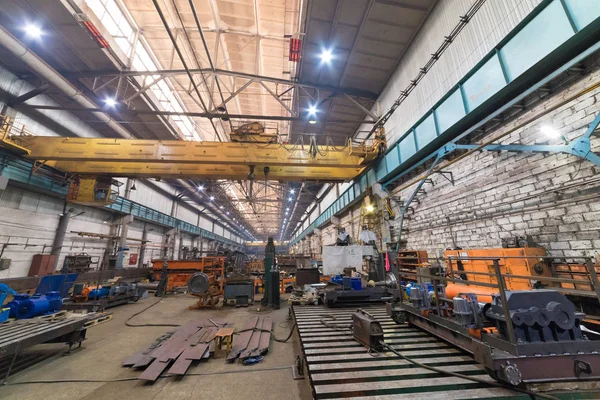 Endüstriyel kavramı. İnşaat alanı içinde üretim plaka üzerinde bir özeti. Bir sürü metal Ayrıntılar için vinç İnşaat