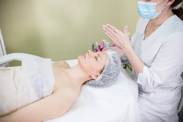 Il cosmetologo prepara la faccia di clienti a procedura cosmetica di mesotherapy — Foto Stock