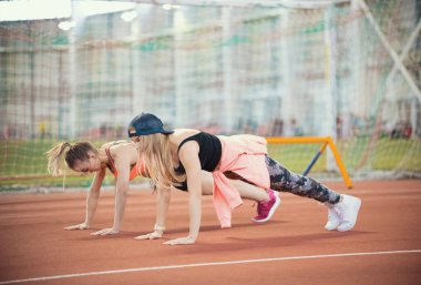 Egzersizleri yapıyor ve çalıştırmadan önce ısınma ile iki genç kadın