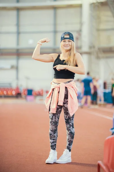 Молодая спортсменка демонстрирует свои мускулы. Позирование — стоковое фото