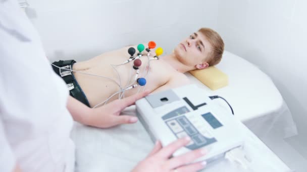 Una clinica medica. Un uomo sottoposto ad una procedura ECG — Video Stock