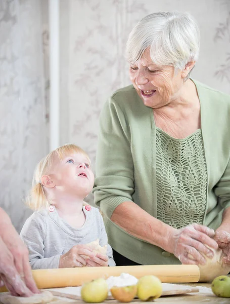 Uma avó a fazer tartes com uma menina . — Fotografia de Stock
