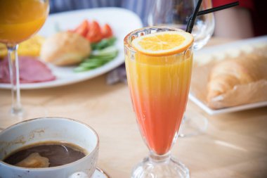 Bir restoran gıda. Turuncu cam üzerine bir içkiyle.