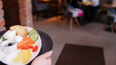 Cafe. Garson bir çift için gelir ve onları getiren onların düzen