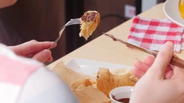 Bir kişi bir karamel bir gözleme koymak.