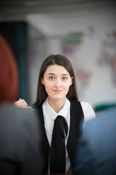 Молодая деловая леди, сидящая на конференции — стоковое фото