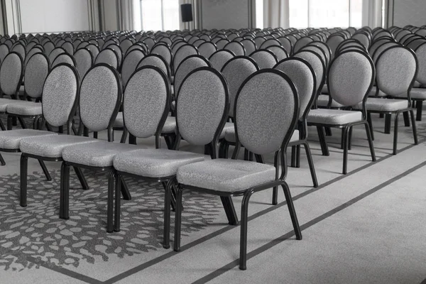 빈 회의 홀입니다. 빈 행의 자입니다. 흑백 — 스톡 사진