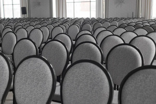 Sala conferenze vuota. Svuotate file di sedie grigie. Monocromatico — Foto Stock