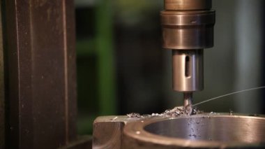 Endüstriyel kavramı. Bir matkap delik içinde yapım metalik bir detay ile çalışma