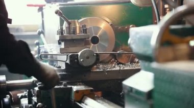 Bir kişi bir kıyma makinesi ile çalışma ve detayları kesme