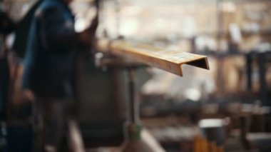 Endüstriyel kavramı. Bir ayrıntı tutan bir endüstriyel kaldırma vinç. Bir adam işleminin kontrol eder.