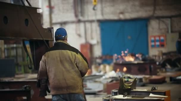 Průmyslová koncepce. Obrovský kovový pozastavené detail. Pracovník muž ovládá pohyb detail — Stock video