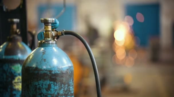 Concepto industrial. Botella de gas en una planta de fabricación — Vídeos de Stock