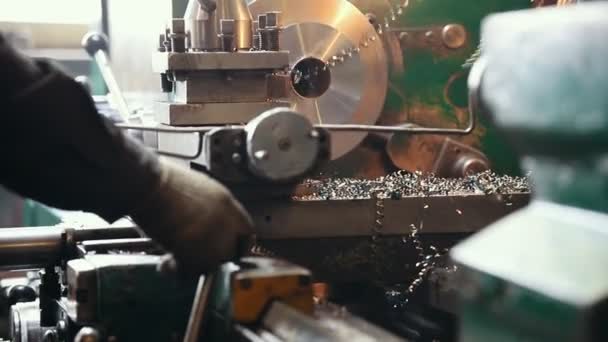 Промышленная концепция Человек, работающий с шлифовальным станком и вырезающий детали — стоковое видео