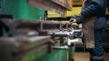 Endüstriyel kavramı. Metal bir detay ile bir basın saptırma büyük bir sanayi makinesi