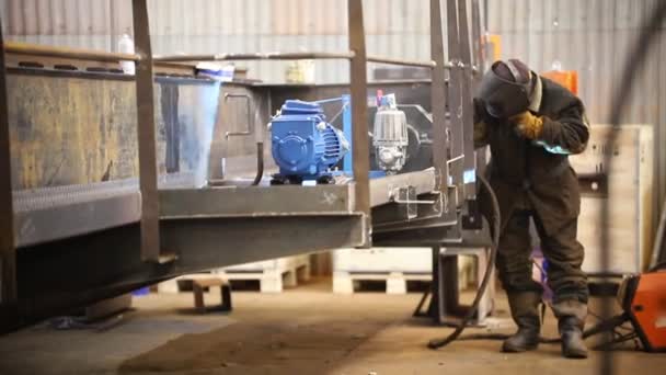 Industriële concept. Een man lasser werken in de fabriek. — Stockvideo