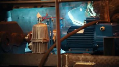 Endüstriyel kavramı. Bir kask giymiş bir tesisinde çalıştım pis işlerini giysili bir adam Kaynakçı