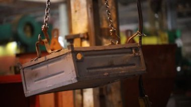 Endüstriyel kavramı. Metal bir kutu tutan bir zincir bir endüstriyel kaldırma vinç