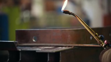 Endüstriyel kavramı. Kaynak Makinası ile çalışan bir adam. Detay kadar Isıtma