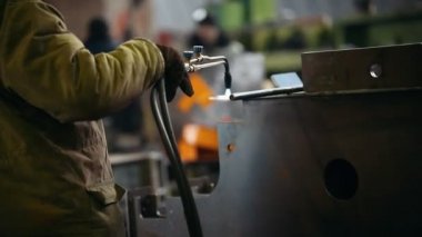 Endüstriyel kavramı. Kaynak Makinası ile çalışan bir adam. Metal detay kadar Isıtma