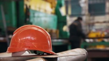 İnşaat bitki. İnsanlar bir tesisinde çalıştım. Bir ön plan bir kask