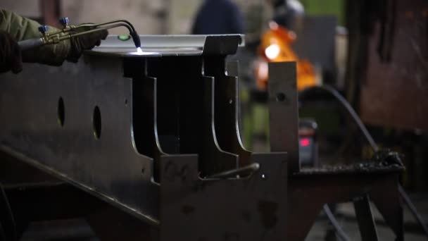 Concepto industrial. Un hombre trabajando con una máquina de soldadura en una planta — Vídeo de stock