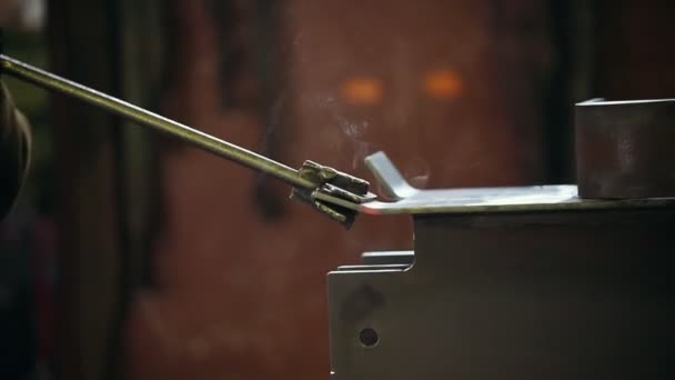 Industriële concept. Mensen die werken op een fabriek. Een man die buigen verwarmd metalen detail — Stockvideo