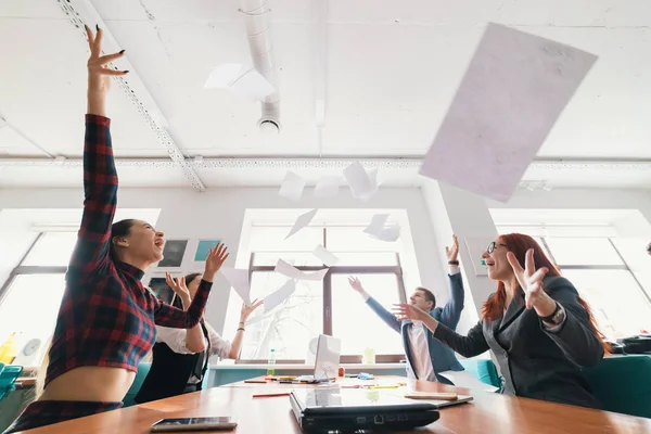 Gente de negocios feliz y emocionada lanzando papeles al aire — Foto de Stock