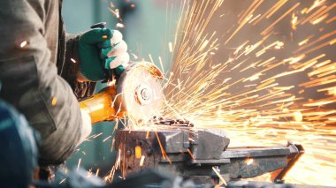 Endüstriyel. İnşaat alanında. Taşlama adam işçi. Yangın parıldıyor