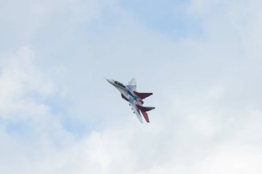 Kazan, Rusya Federasyonu - Ekim 27, 2018: Rusya Strizhi askeri Hava Kuvvetleri Havacılık grubunun bir uçakla gerçekleştirilen akrobasi .