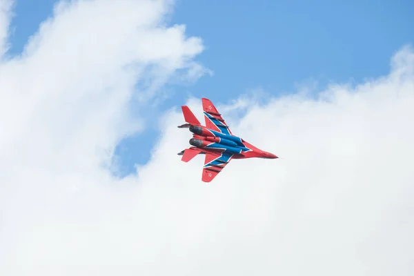 Kazan, Rusland - Oktober 27, 2018: acrobatische vluchten uitgevoerd door luchtvaart groep militaire-luchtmacht van Rusland Strizhi . — Stockfoto