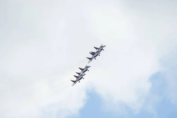 Kazán, Federación Rusa - 27 de octubre de 2018: Acrobacia realizada por el grupo de aviación Strizhi. Aviones vuelan en línea . — Foto de Stock