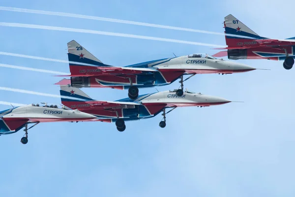 Kazán, Federación Rusa - 27 de octubre de 2018: Acrobacia realizada por el grupo de aviación Strizhi  . — Foto de Stock