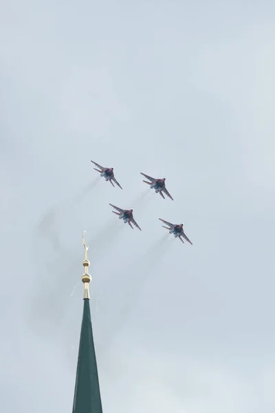 Kazán, Federación Rusa - 27 de octubre de 2018: Acrobacia realizada por cuatro aviones del grupo de aviación de las Fuerzas Aéreas Militares de Rusia Strizhi. Torre Syuyembike en primer plano — Foto de Stock