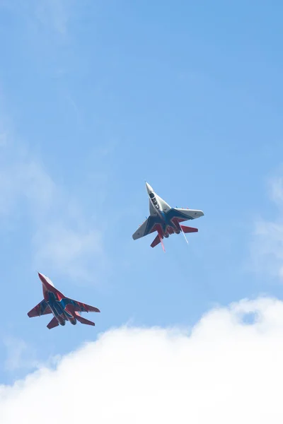 Kazán, Federación Rusa - 27 de octubre de 2018: Grupo de aviación de las fuerzas aéreas militares de Rusia Strizhi realizando acrobacias . — Foto de Stock