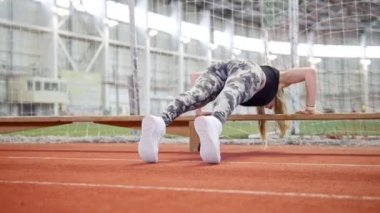 İtme yapıyor leggins genç atletik kadın bir Bank kullanarak ups