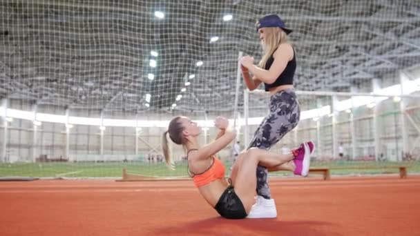 Dos jóvenes atléticas haciendo ejercicios deportivos — Vídeo de stock