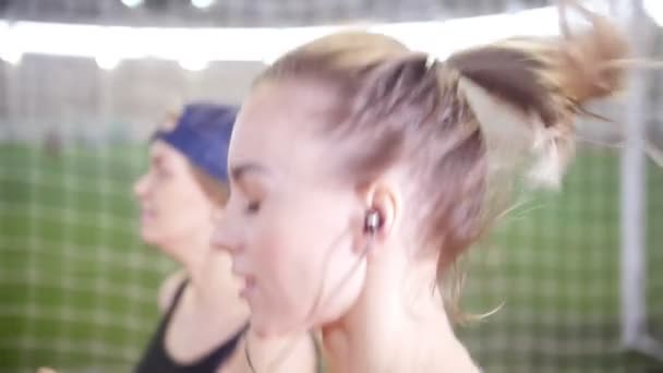 İçme suyu çalışan ve müzik dinleme iki atletik kadın — Stok video