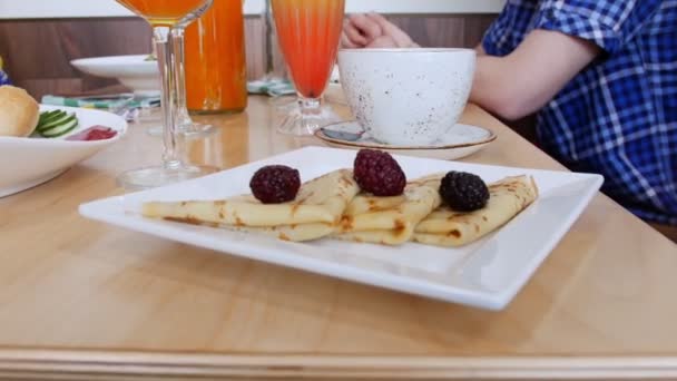 Ein Restaurantessen. Pfannkuchen auf einem Teller serviert. — Stockvideo