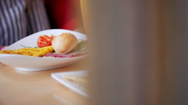 女性の友人がカフェで座っています。別の食べ物や飲み物の完全なテーブル — ストック動画