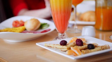 Bir restoran gıda. Bir tabakta servis krep. Bir tablo kadar dolu.