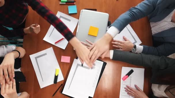 Concepto de negocio. Un equipo de trabajo puso sus manos juntas — Vídeo de stock
