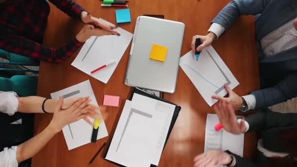 Concept d'entreprise. Une équipe de travail applaudit leurs mains — Video